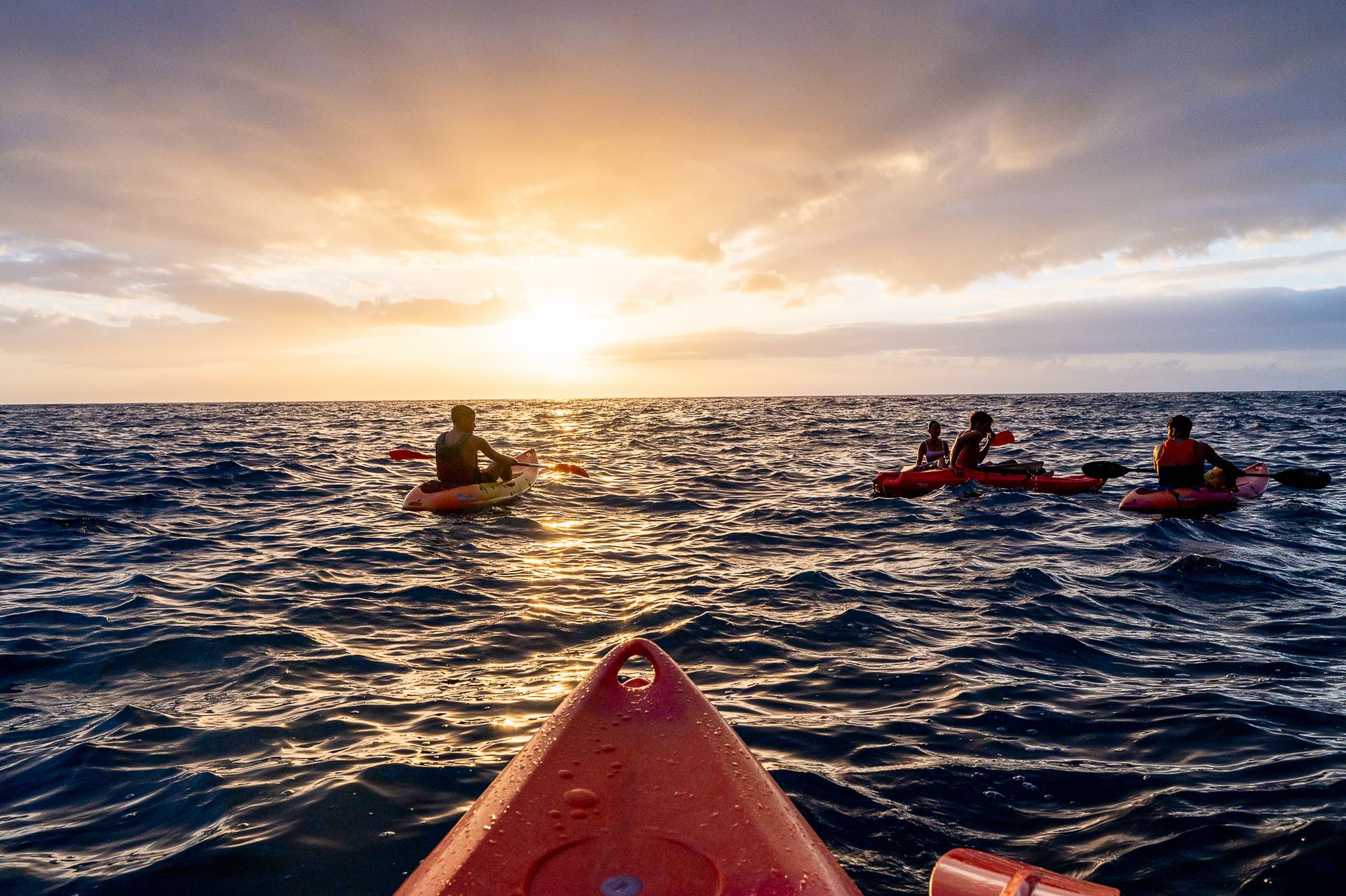 Kayak al atardecer sobre el océano en la costa oeste de La Palma