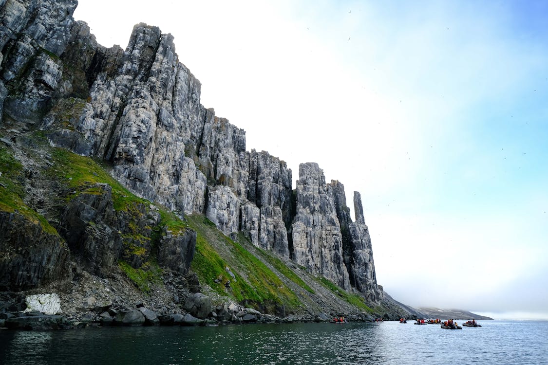 Kayak recorriendo la costa de acantilados de Tijarafe al atardecer