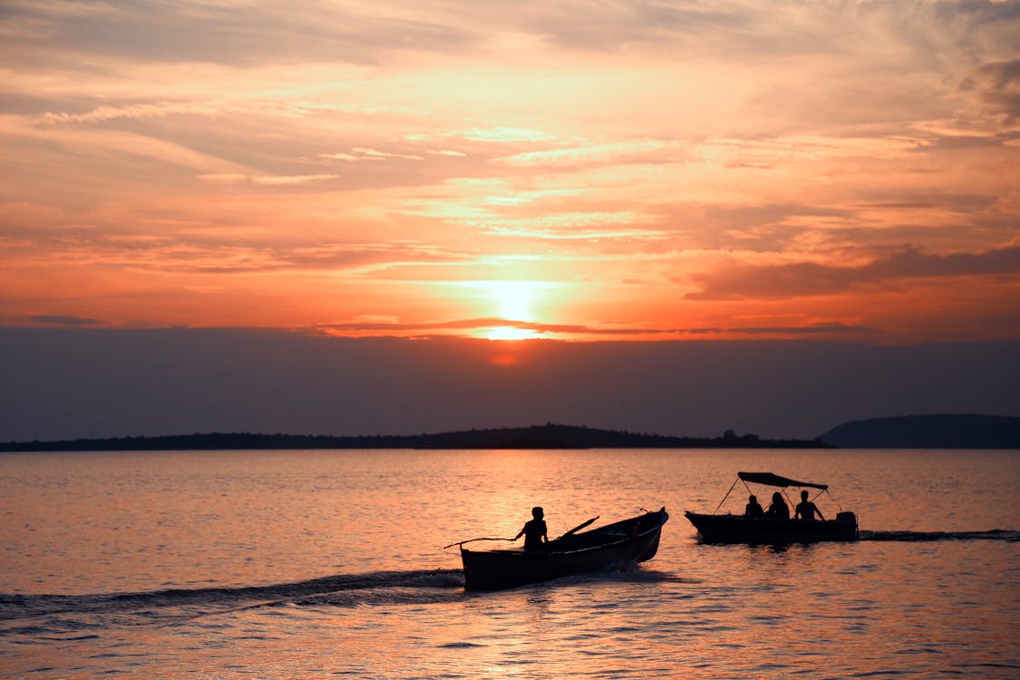Puesta de sol dorada sobre el oceano vista desde kayak en La Palma