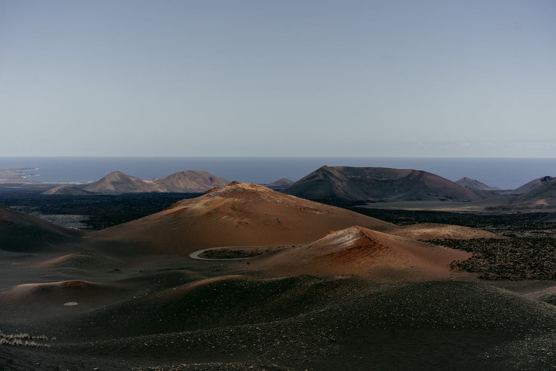 Senderistas descendiendo por el tramo final de la Ruta de los Volcanes hacia Fuencaliente