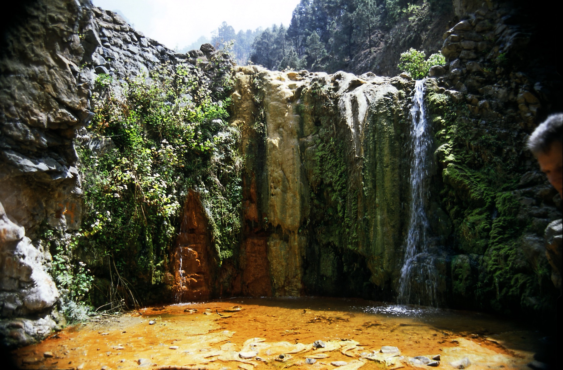 Cascada de Colores teñida de minerales en la Caldera de Taburiente