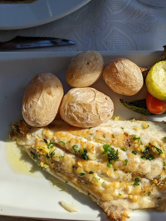 Gofio y papas arrugadas: la mesa canaria