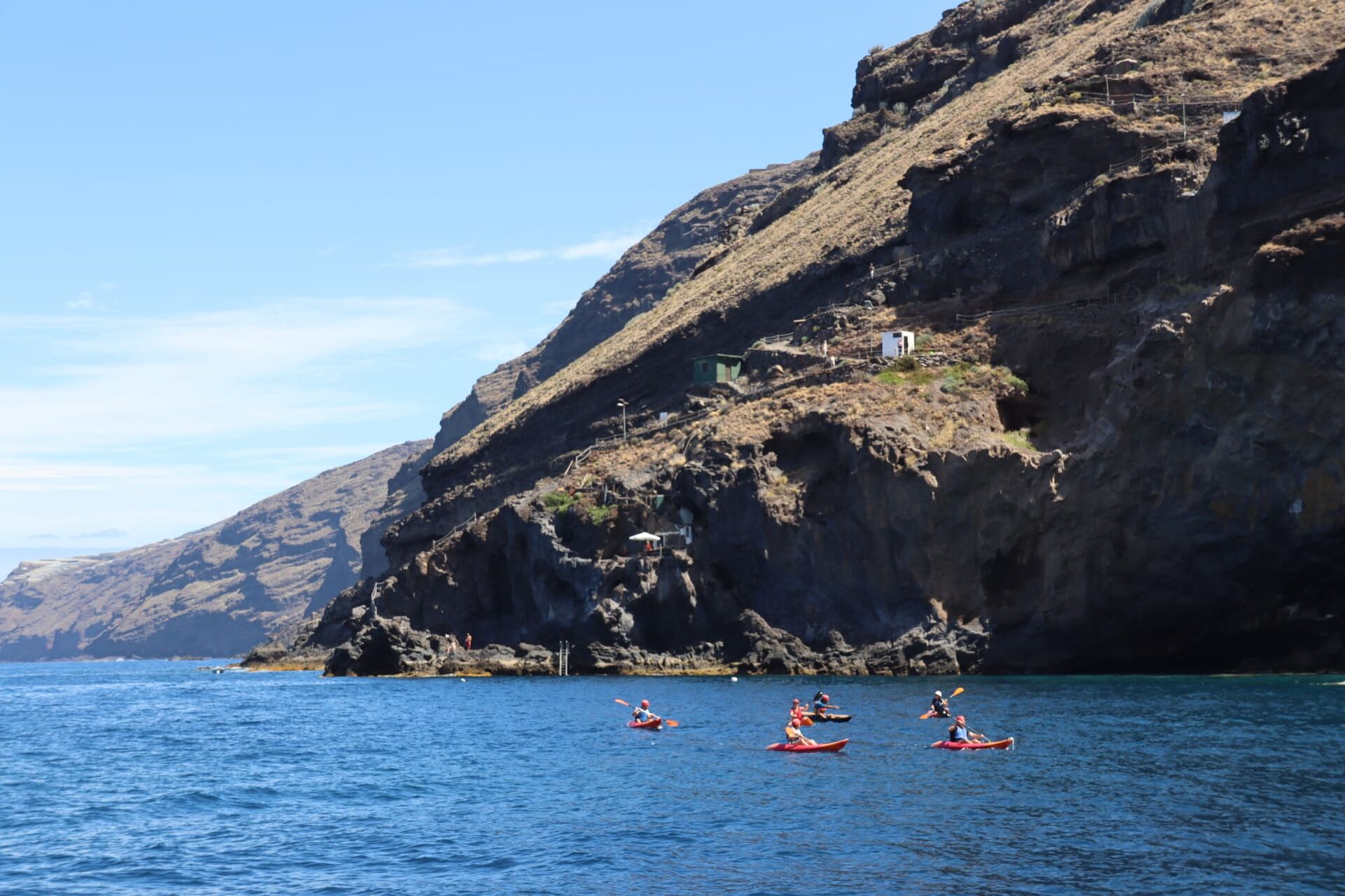 Clientes disfrutando de una excursión en kayak a la Cueva Bonita, La Palma