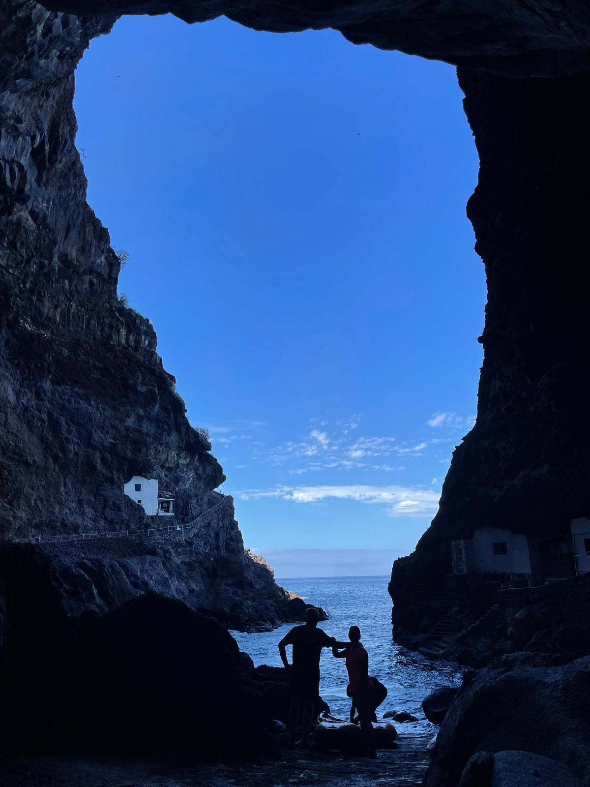 Clientes en kayak en Cueva Bonita, La Palma