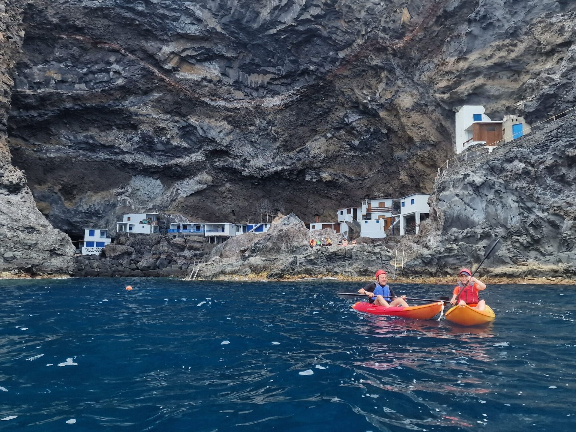 Grupo de turistas en kayak por la costa de La Palma