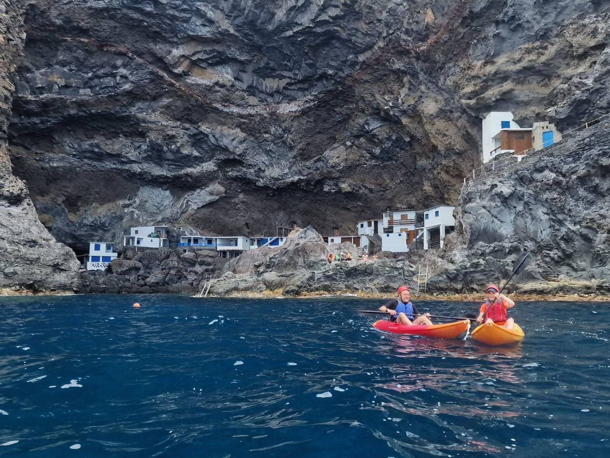 Grupo de kayakistas en Cueva Bonita, La Palma
