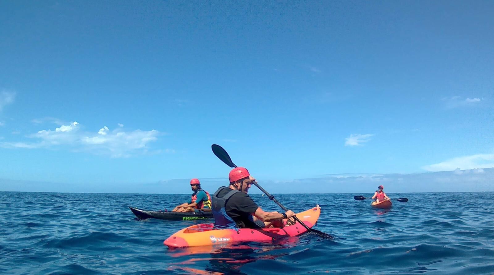 Kayak sobre el mar en calma en la costa oeste de La Palma