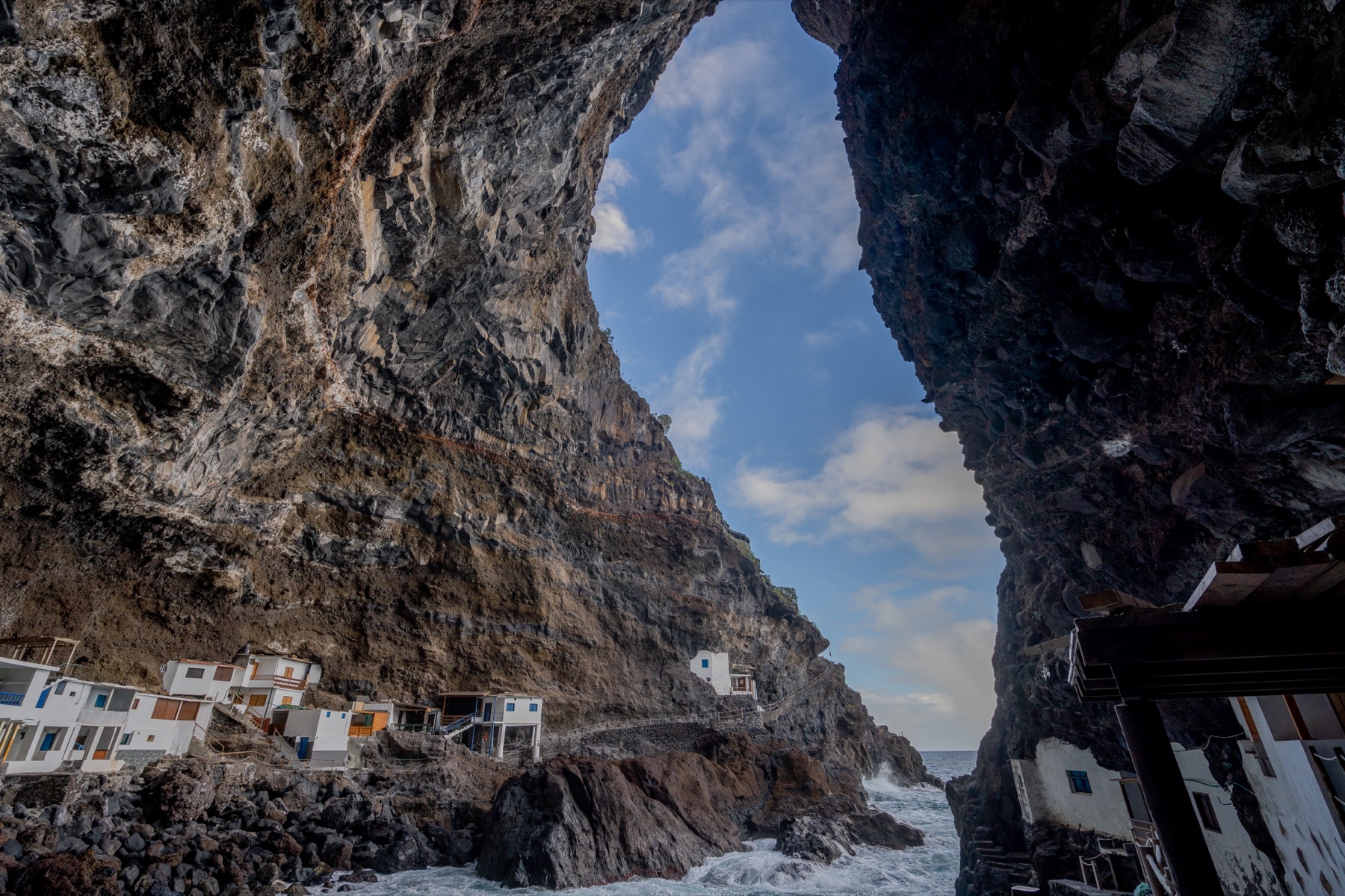 Porís de Candelaria, pueblo de pescadores bajo el acantilado en la costa oeste de La Palma