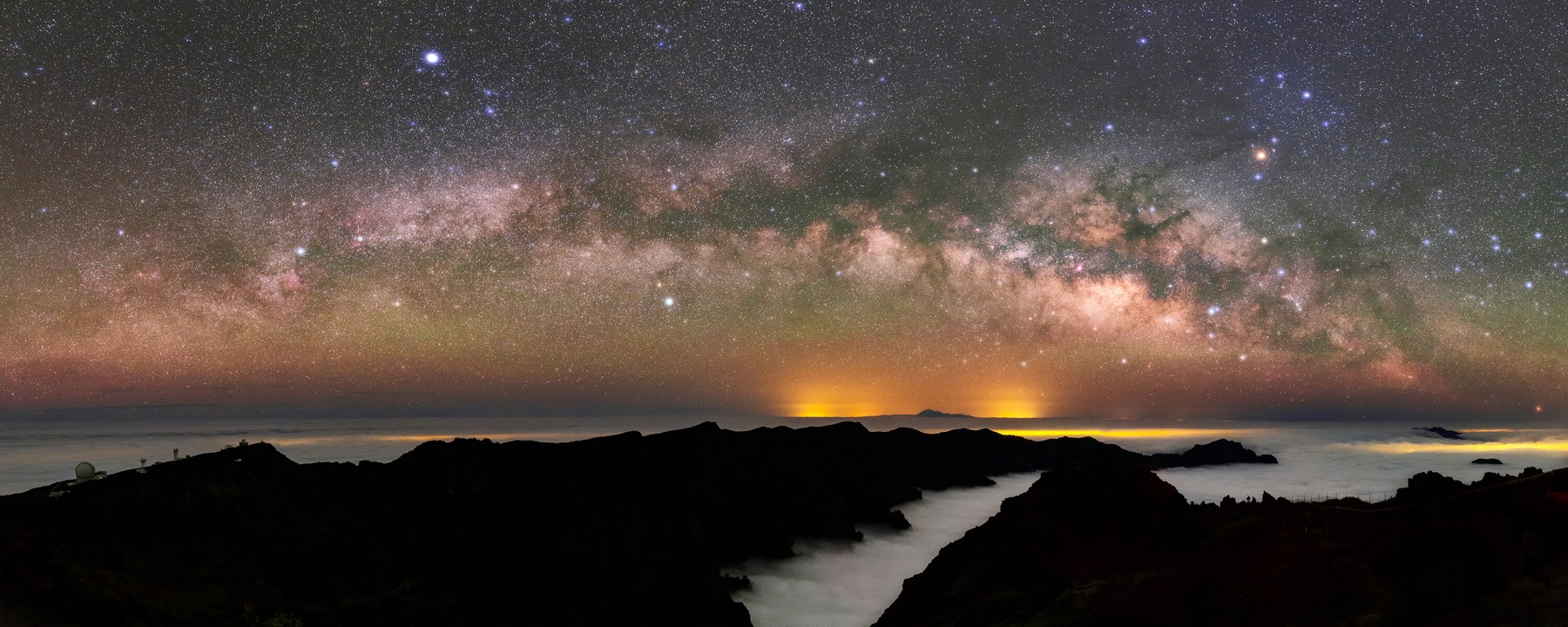Cielo estrellado y Vía Láctea sobre el Roque de los Muchachos, Reserva Starlight
