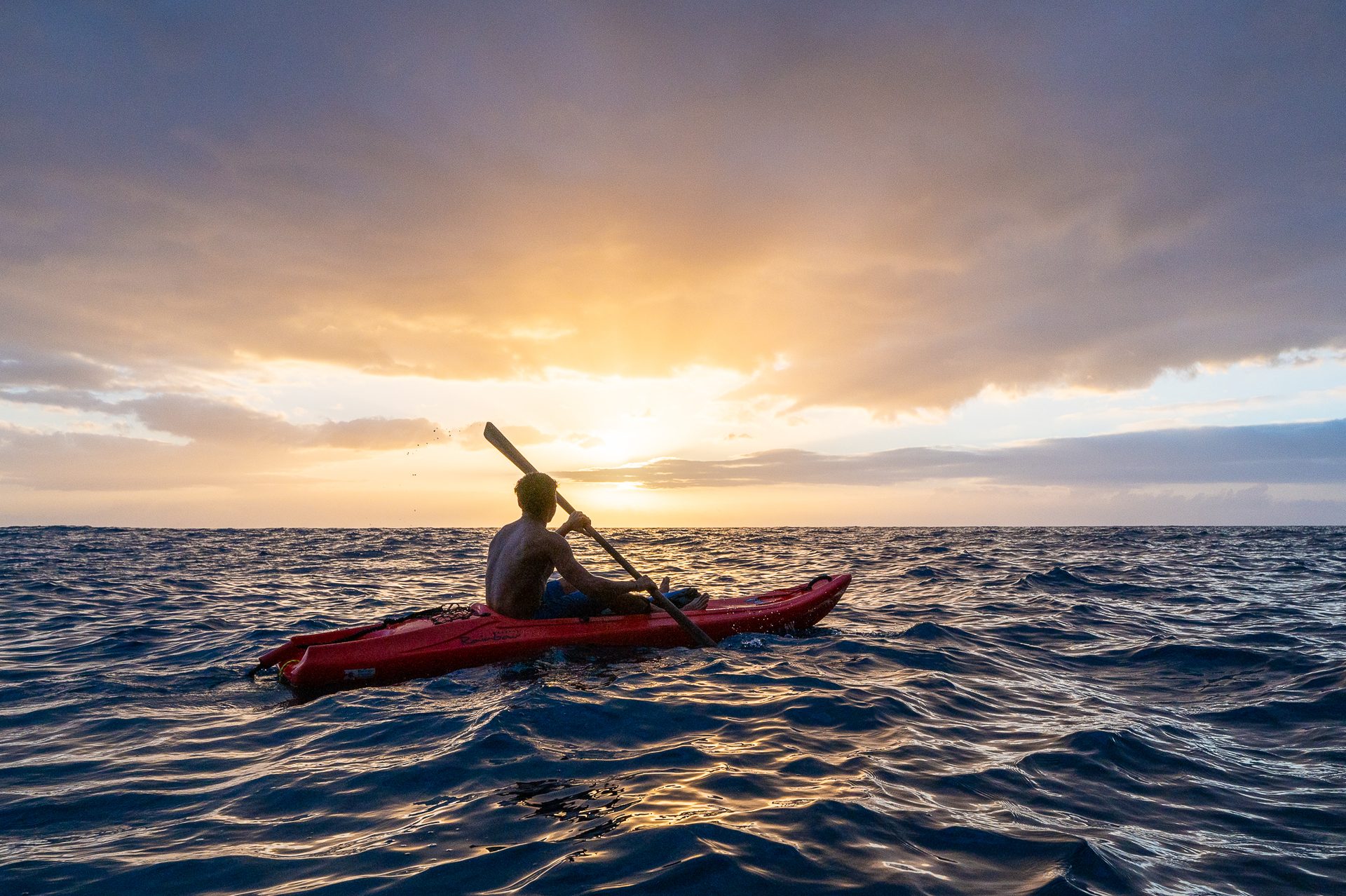 Silueta de kayak al atardecer en la costa oeste de La Palma