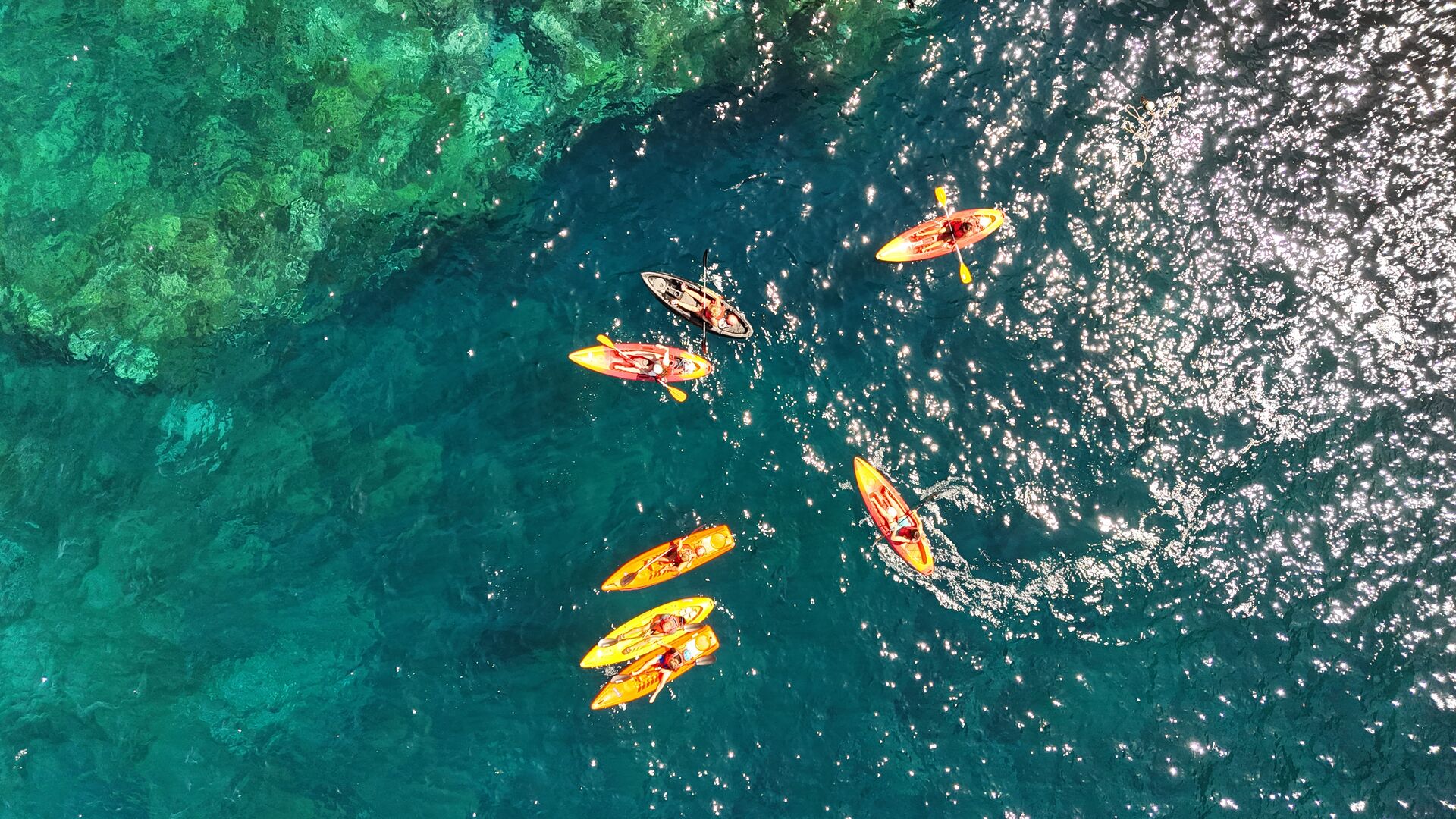Vista aérea de la costa oeste de La Palma con acantilados volcánicos
