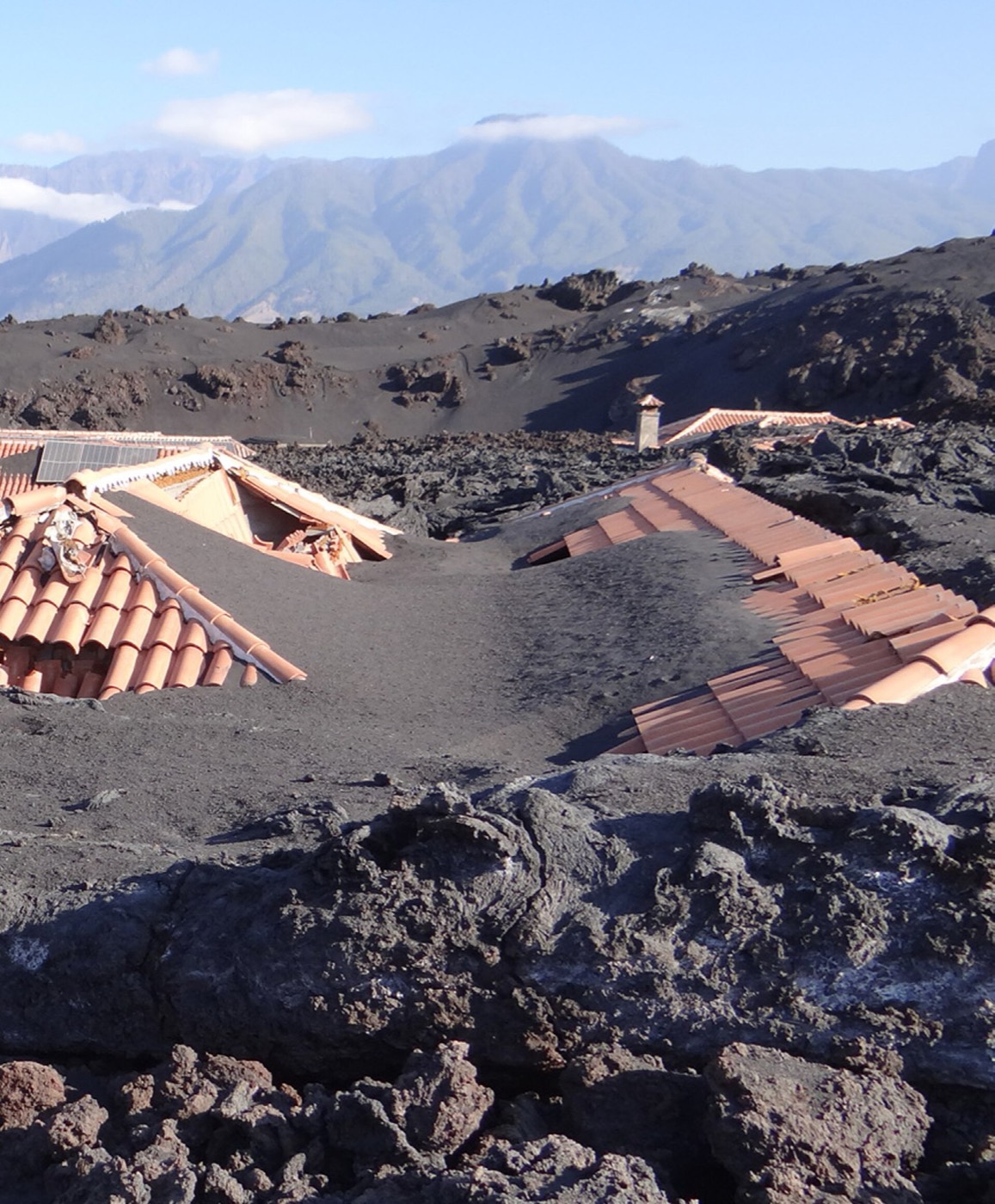 Viviendas parcialmente sepultadas por la lava del volcán Tajogaite, La Palma