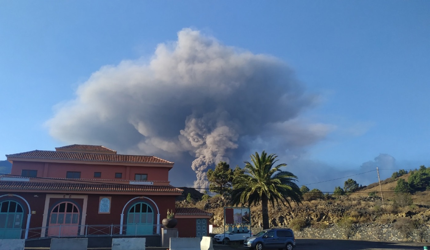 Columna de erupción del volcán Tajogaite en 2021, La Palma