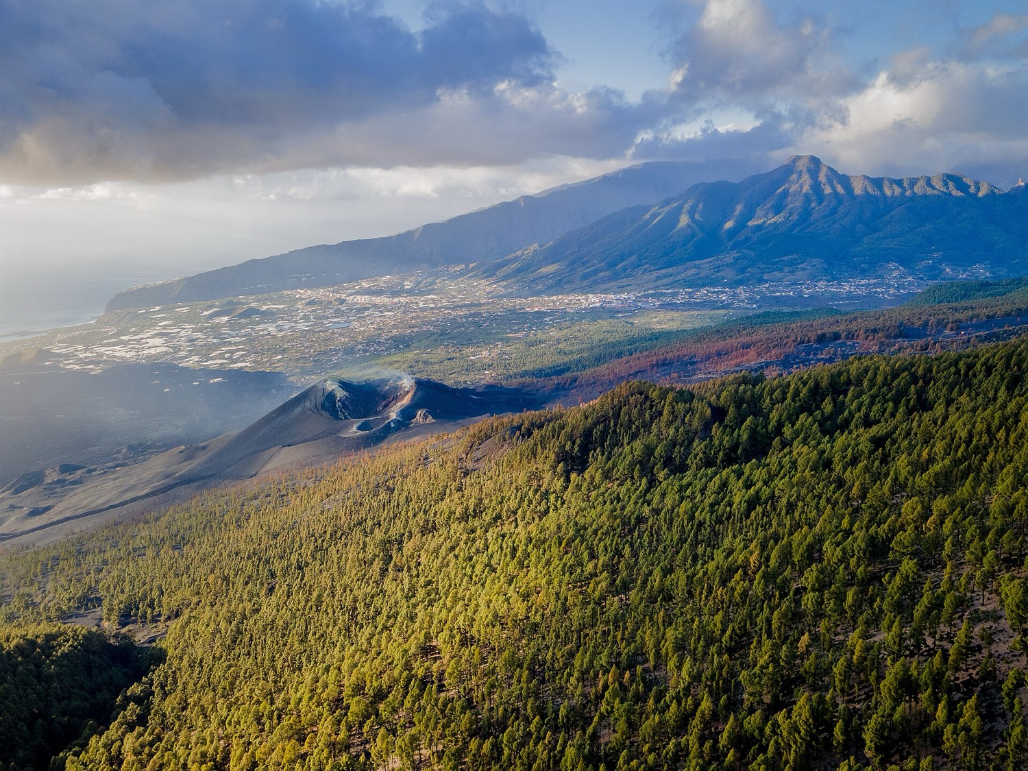 Cráter del volcán Tajogaite con fumarolas, La Palma