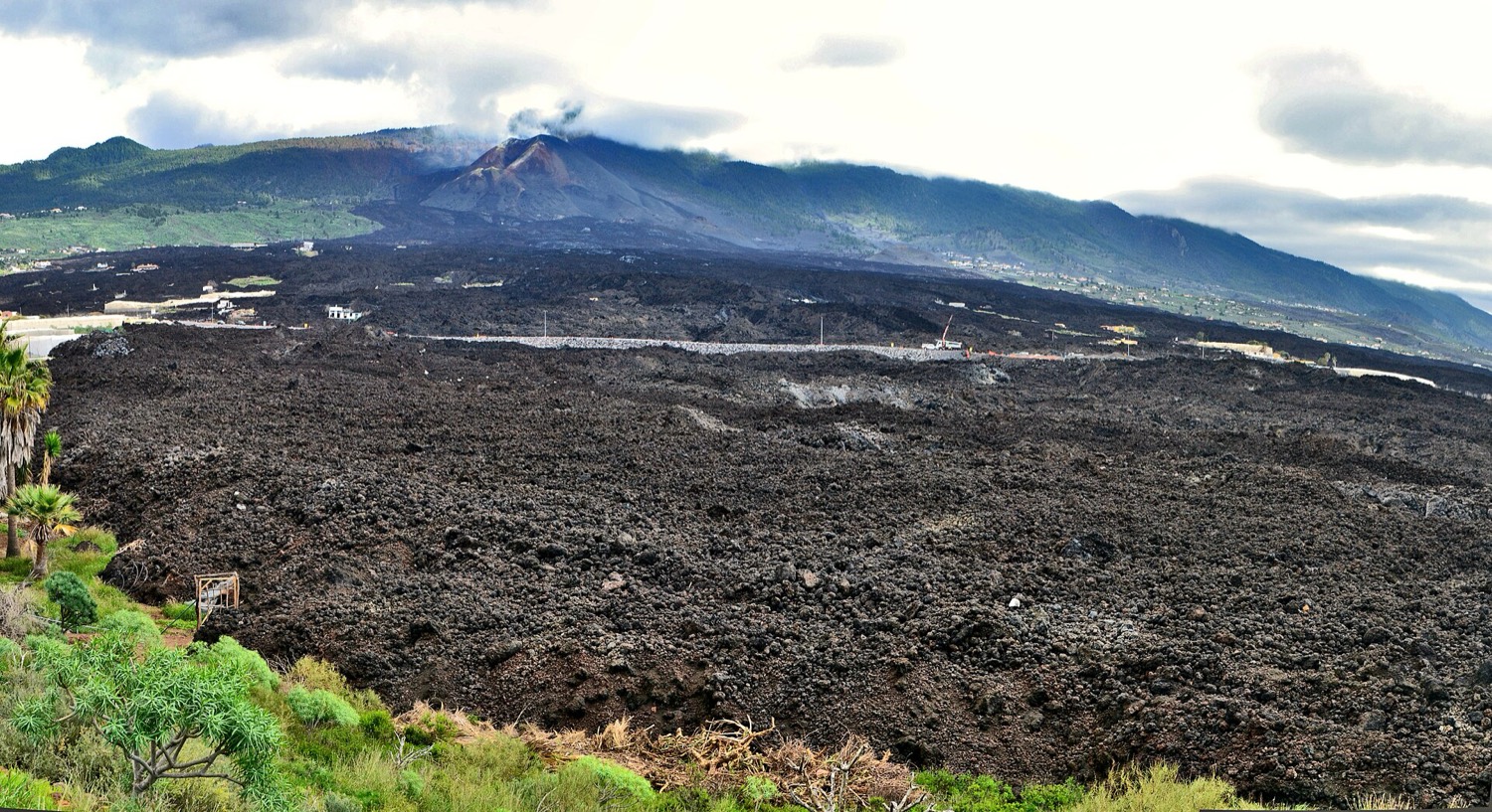 Mirador de las coladas del volcán Tajogaite, mar de lava solidificada en La Palma