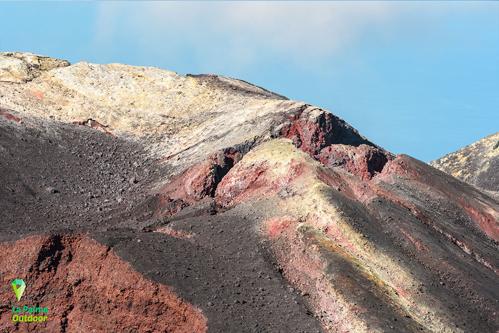 Sendero hacia el nuevo volcán de La Palma sobre ceniza volcánica